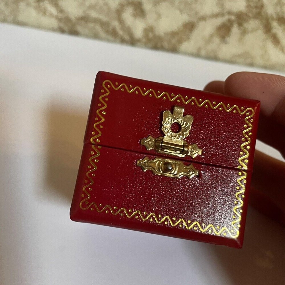 Classic Style Valentine’s Day Red / Gold Tone Classical RING BOX Holder NWOT - Picture 7 of 10
